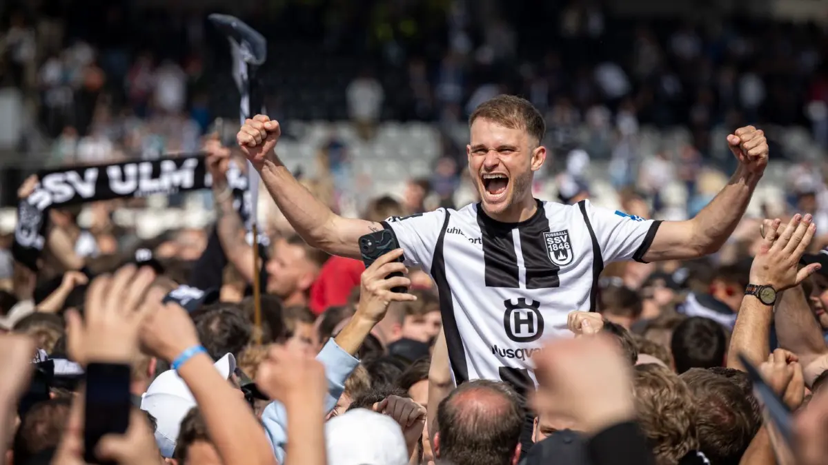Jubel in der Menschenmenge: Am Samstag, 18. Mai 2024, spielt der SSV Ulm mit Top-Scorer Leo Scienza sein letztes Drittliga-Spiel. Anpfiff gegen den SC Verl ist um 13.30 Uhr. Im Anschluss folgen Pokal-Übergabe und Meisterfeier. Die SÜDWEST PRESSE begleitet den Tag im Liveticker.
Leo Scienza (SSV Ulm 1846, #22) jubelt in einer Menschenmenge voller Fans nach dem Sieg und dem damit verbundenen Aufstieg in die 2. Fussball Bundesliga.
GER, SSV Ulm 1846 Fussball vs. FC Viktoria Koeln, Fußball, 3. Liga, 36. Spieltag, Spielzeit 2023/2024, 04.05.2024,
DFB/DFL regulations prohibit any use of photographs as image sequences and/or quasi-video.,
Foto: Eibner-Pressefoto/Dennis Duddek