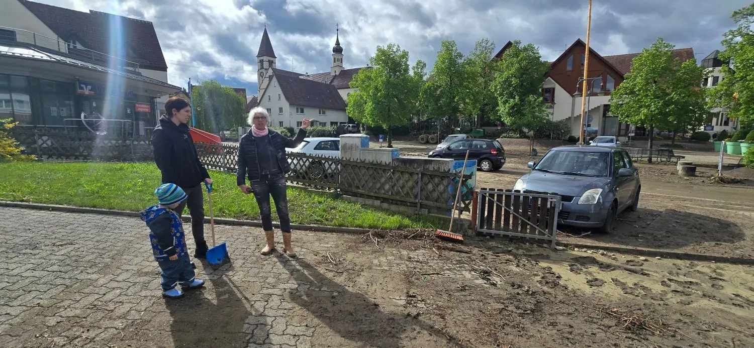 Eindrücke am Tag nach dem Hochwasser in Bisingen am 2. Mai: Cornelia Schilling (rechts) unterhält sich mit einer Nachbarin.