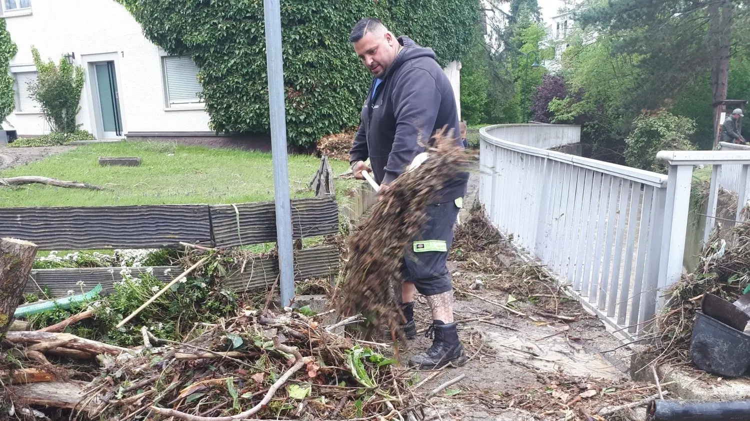Am Tag, nachdem Bisingen überflutet wurde, sind die Aufräumarbeiten in vollem Gange.