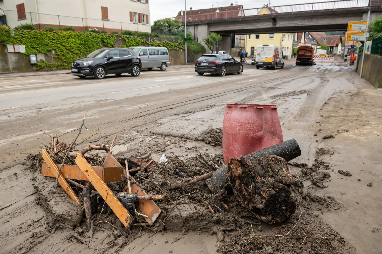 Nach dem Unwetter am Donnerstagabend in Bisingen liegen noch immer Äste und Schlamm auf den Straßen. Die Aufräumarbeiten dauern an.