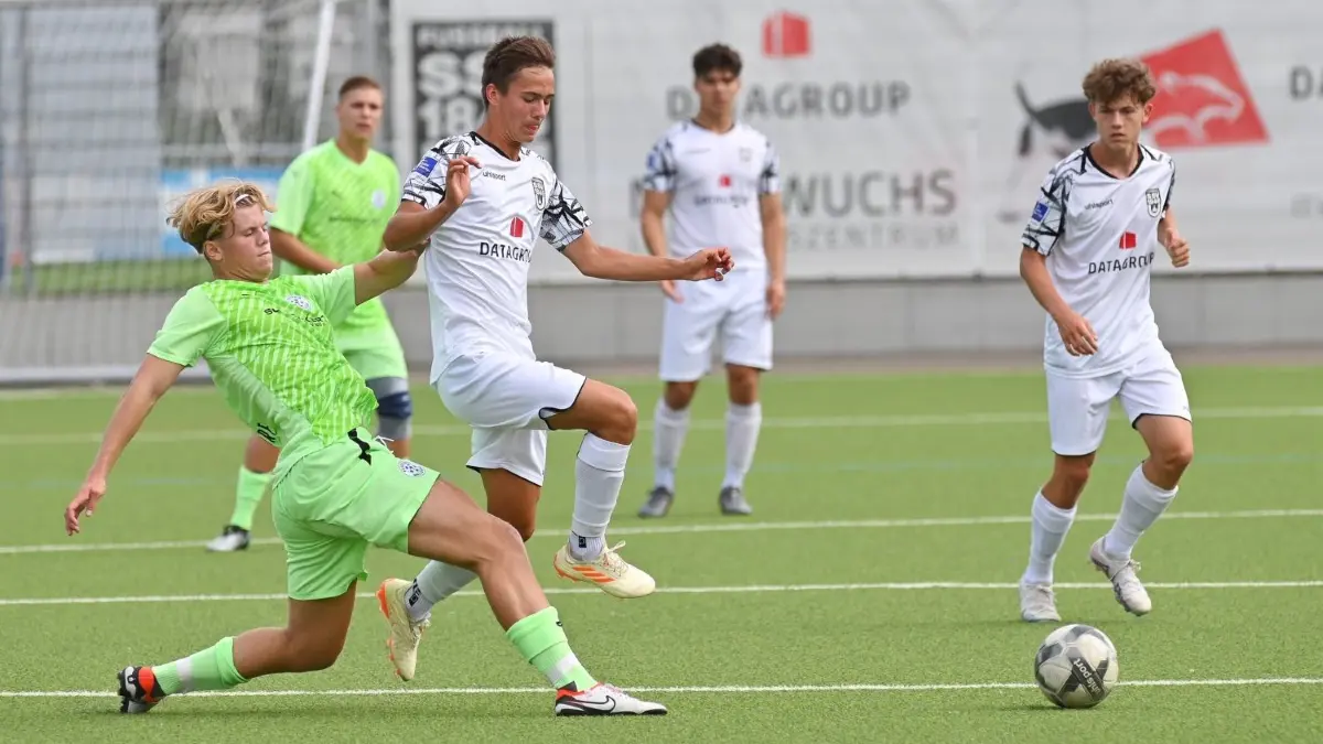 Das WFV–Pokalfinale steigt am Donnerstag: Die seit 20 Ligaspielen ungeschlagene U19 des SSV Ulm 1846 Fußball spielt in Geislingen gegen den VfB Stuttgart. Anpfiff der Partie ist um 16.30 Uhr.
Jugendfußball: Die A-Jugend des SSV Ulm startet gegen den FC Astoria Walldorf
SSV Nr.3
