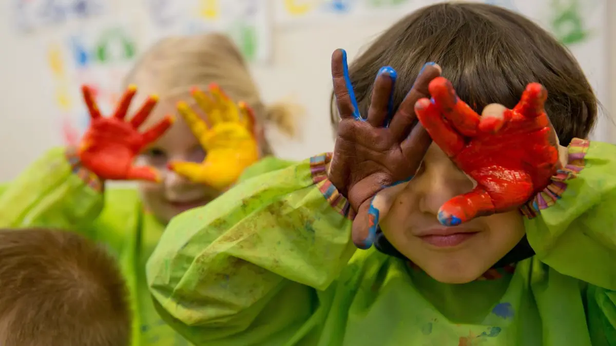 Nicht jeder hat Großeltern, die im Bedarfsfall einspringen. Die Kita ist daher für viele Familien wichtig (Symbolbild).
ARCHIV - ILLUSTRATION - Eine Spielzeuguhr zeigt fünf vor zwölf am 21.05.2015 in Stuttgart (Baden-Württemberg) in einer Kindertagesstätte, in der Eltern die Kinderbetreuung wegen des Streiks der Erzieher- und Erzieherinnen übernommen haben. Foto: Daniel Naupold/dpa (zu dpa "Arbeitgeber im Kita-Tarifstreit wollen nichts drauflegen" vom 10.08.2015) +++ dpa-Bildfunk +++