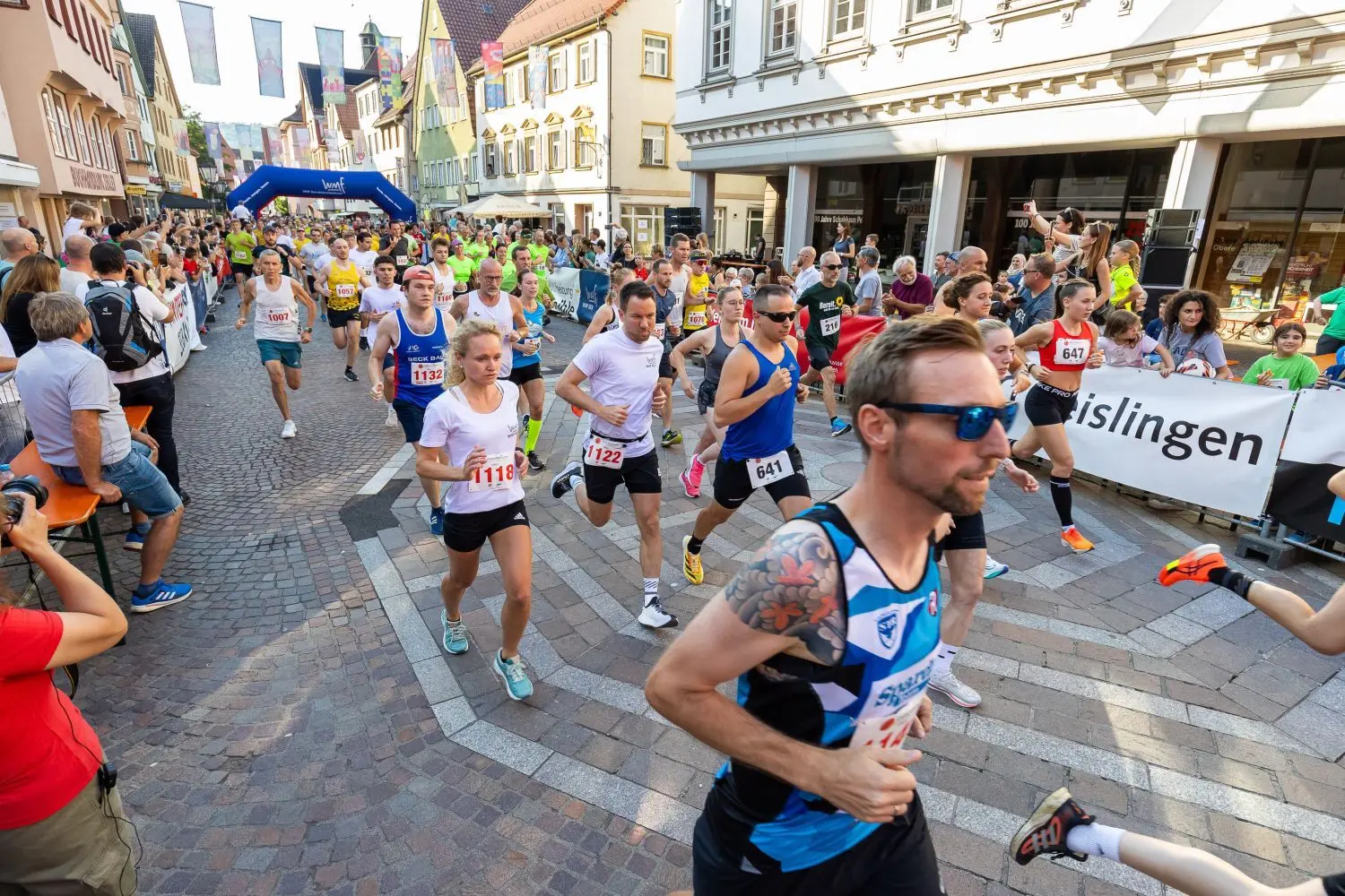 Das Starterfeld zum Hauptlauf in der Fußgängerzone.