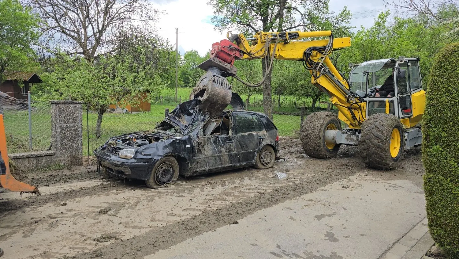 In Bisingen hat das Hochwasser am 2. Mai 2024 verheerende Schäden angerichtet. Ein Auto wurde im Klingenbach mitgerissen.