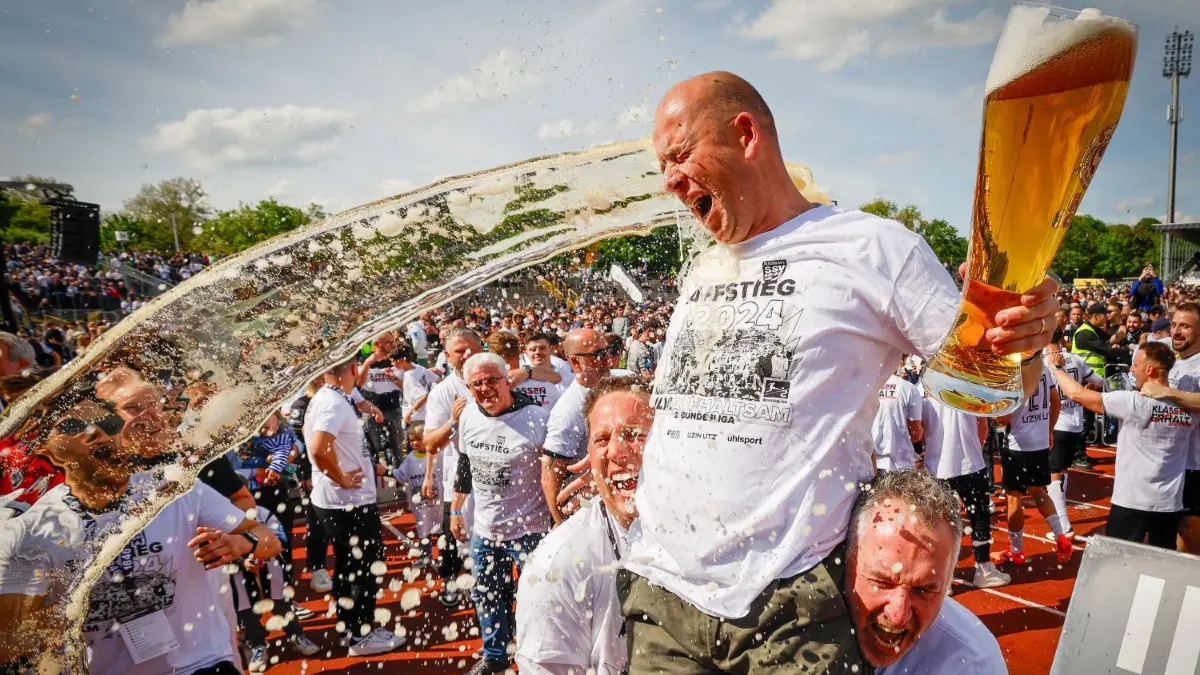 Bierdusche par excellence: Geschäftsführer Markus Thiele wird von den beiden Aufsichtsräten Christian Hock und Hubert Ketterer festgehalten.
Aufstieg SSV Ulm