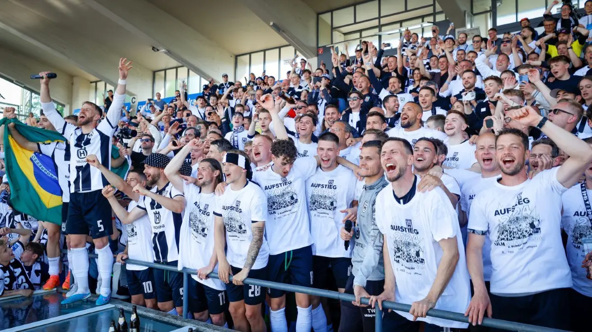 Kein zusätzlicher Empfang im Ulmer Rathaus und Eintrag ins goldene Buch: Drittliga-Meister SSV Ulm 1846 Fußball schließt am Samstag seine Feierlichkeiten im Donaustadion und am Münsterplatz ab.
Aufstieg SSV Ulm