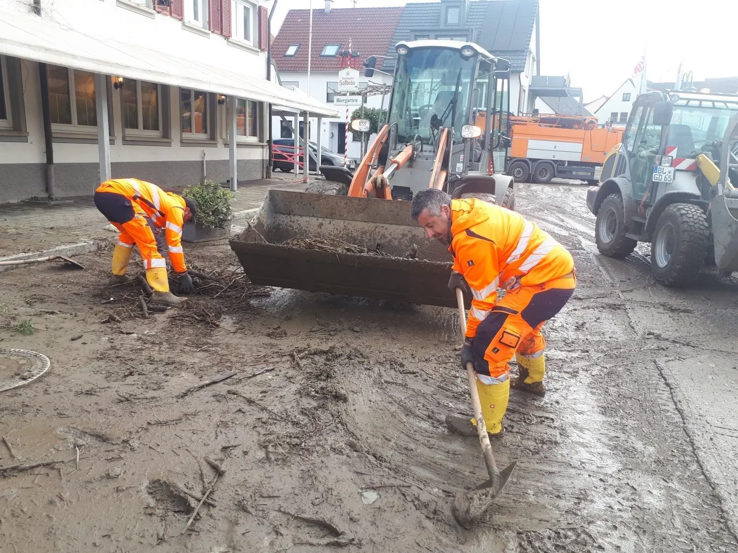 Am Tag, nachdem Bisingen überflutet wurde, sind die Aufräumarbeiten in vollem Gange.