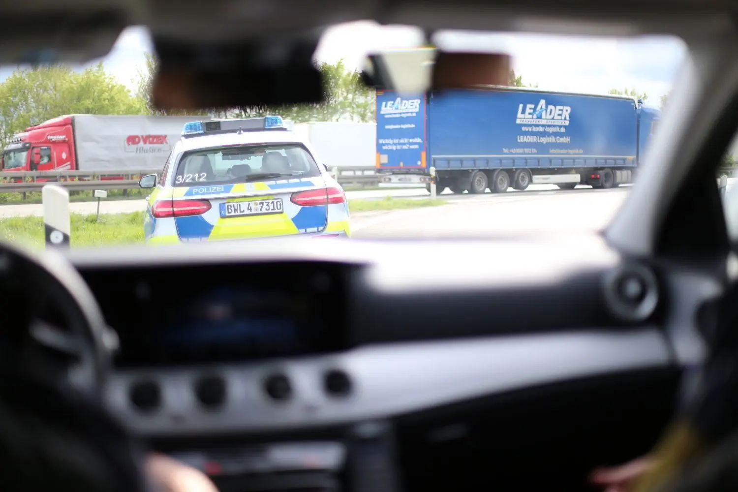 Den Güterverkehr im Blick: Die Polizisten Felix Noack und Onur Yilmaz gucken sich die Fahrzeuge an der Autobahnauffahrt aus.
