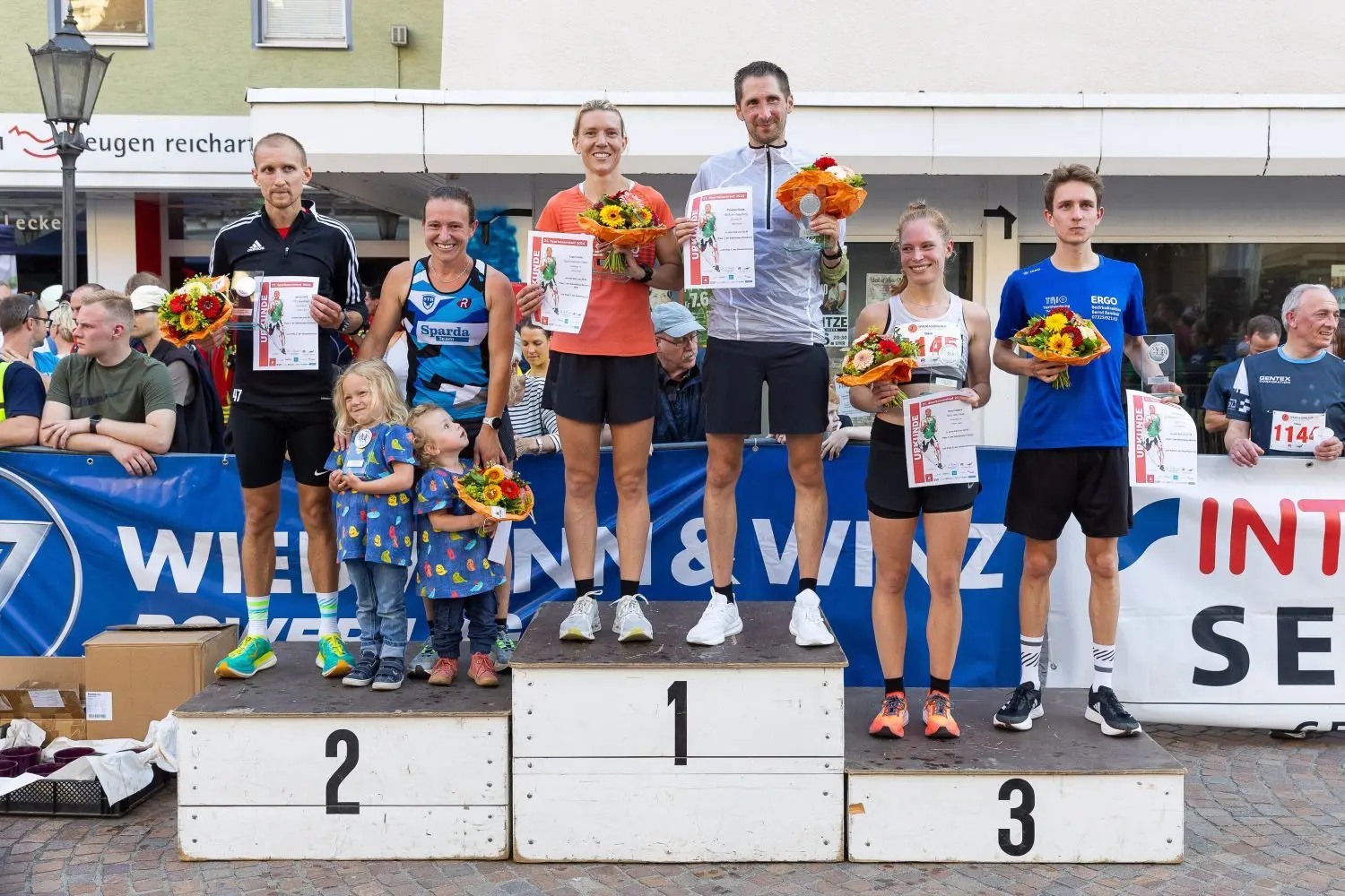 Das Siegerpodest der 10-Kilometer-Distanz (von links): Jonas Haißt, Julia Wieszt, Lisa Fuchs, Thorben Dietz, Nea Lüders und Tim Hauser.