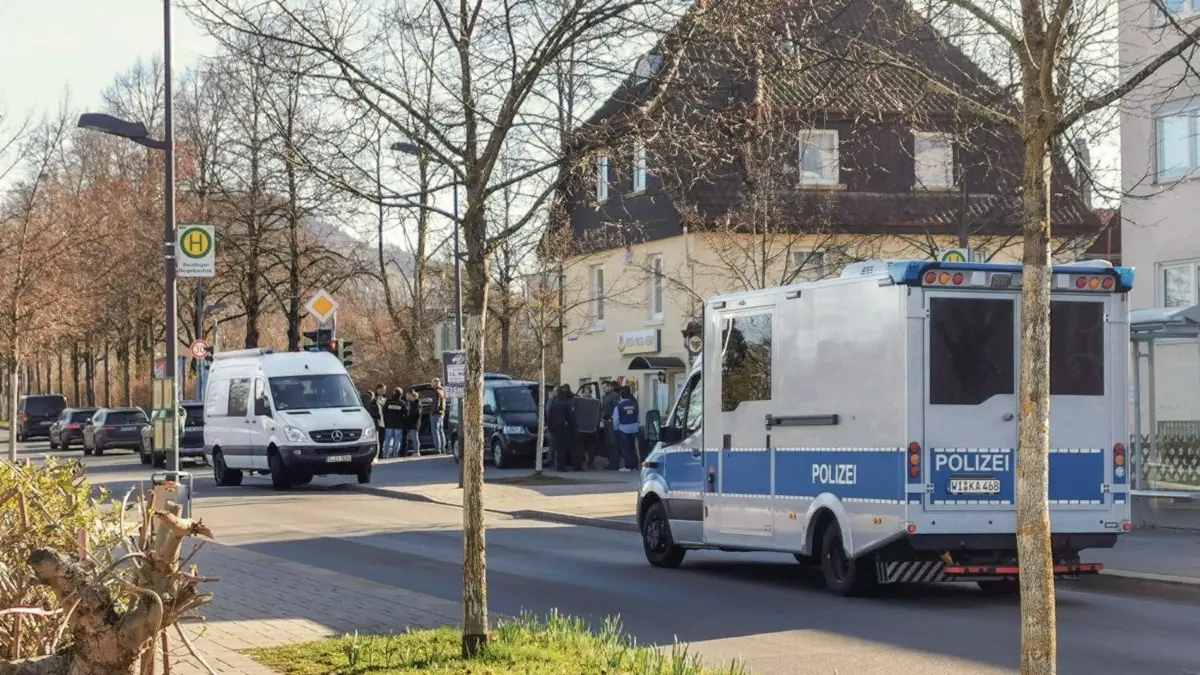 Der Großeinsatz in der Nähe der Ringelbachstraße. Am Mittwoch wurden Einsatzvideos des SEK gezeigt. ⇥
Großeinsatz in der Reutlinger Ringelbachstraße. Razzia gegen Reichsbürger.22. März 2023. Reutlingen