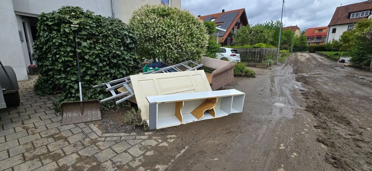 Im Hölzle in Steinhofen am Bach bei Bisingen liegen nach dem Hochwasser am 2. Mai beschädigte Möbel.