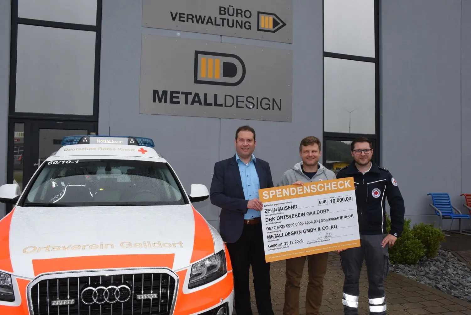 Bürgermeister Frank Zimmermann und Bereitschaftsleiter Maximilian Siegele vond er DRK Ortsgruppe freuen sich über symbolischen Scheck in Höhe von 10 000 Euro von Geschäftsführer Sven Hartmann