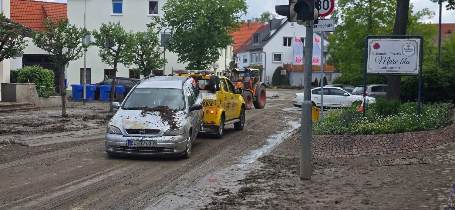 Eindrücke am Tag nach dem Hochwasser in Bisingen am 2. Mai: Ein beschädigtes Auto wird abgeschleppt.