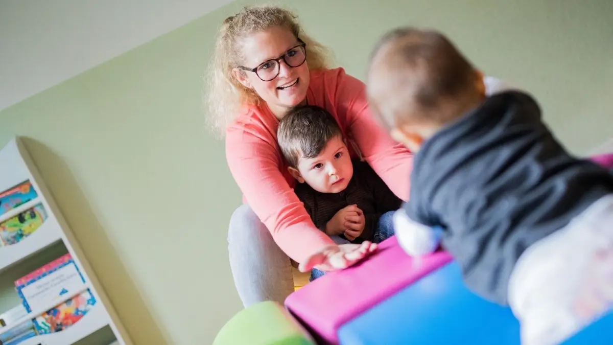 Die Tätigkeit von Tagesmüttern, Tagesvätern oder auch Tagesgroßeltern schließt eine Lücke bei der Betreuung von Kindern. ⇥
Die Tagesmutter Vanessa Di Pardo spielt am 08.09.2017 in der Kindertagespflege "Wuselbande" in Düsseldorf (Nordrhein-Westfalen) mit Kindern. (zu dpa: "«Wir arbeiten mit den Allerkleinsten»: Tagesmütter fehlen") Foto: Rolf Vennenbernd/dpa ++ +++ dpa-Bildfunk +++
