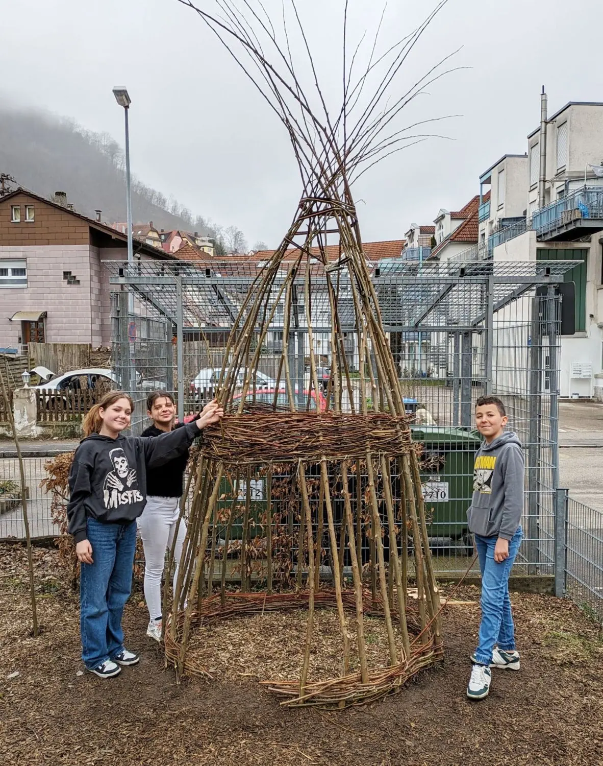 Schülerinnen und Schüler der Uhlandschule wollen ihren Pausenhof verschönern und engagieren sich dabei sehr, wie Lehrer loben. Was sie sich noch wünschen, ist ein neues Spielgerät.