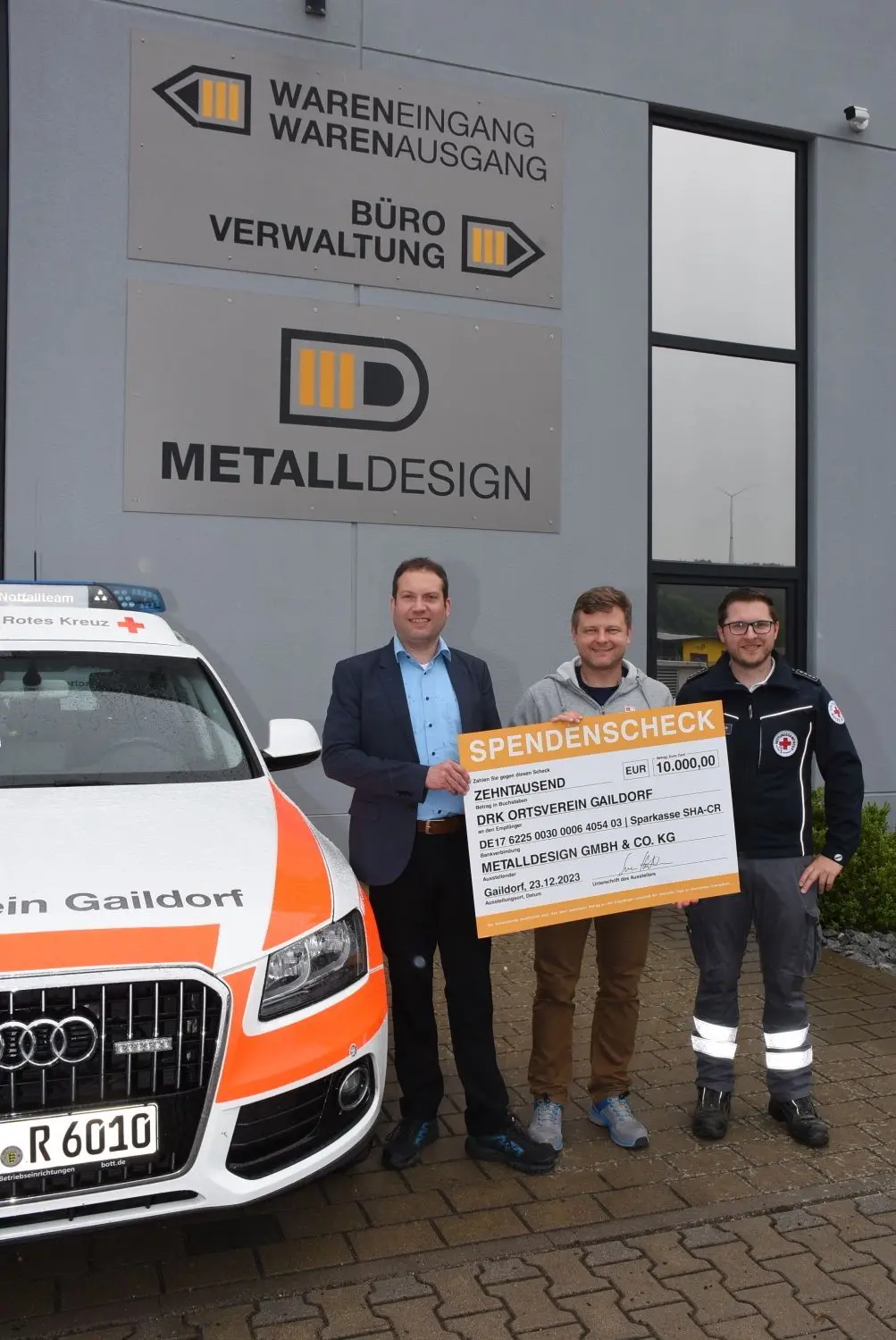 Bürgermeister Frank Zimmermann (von links) und Bereitschaftsleiter Maximilian Siegele von der DRK-Ortsgruppe freuen sich über einen symbolischen Scheck in Höhe von 10 000 Euro von Metalldesign-Geschäftsführer Sven Hartmann.⇥