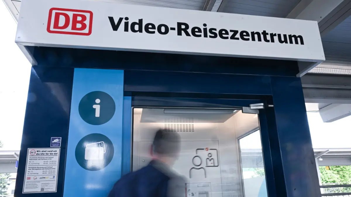 PRODUKTION - 13.05.2024, Baden-Württemberg, Winnenden: Eine Person geht in ein Video Reisezentrum an einem Regionalbahnhof (gestellte Szene). Wer in Baden-Württemberg ein Bahnticket kaufen will, kann an 55 Standorten sogenannte Video-Reisezentren der Deutschen Bahn (DB) nutzen. DB-Mitarbeitende beraten die Kundschaft ähnlich wie in einem Reisezentrum - nur über Bildschirme in einem Videocall. Verbindungsinformationen und Fahrkarten werden sofort ausgedruckt. (zu dpa: „Baden-Württemberg Spitzenreiter bei Video-Reisezentren der Bahn») Foto: Bernd Weißbrod/dpa +++ dpa-Bildfunk +++⇥
PRODUKTION - 13.05.2024, Baden-Württemberg, Winnenden: Eine Person geht in ein Video Reisezentrum an einem Regionalbahnhof (gestellte Szene). Wer in Baden-Württemberg ein Bahnticket kaufen will, kann an 55 Standorten sogenannte Video-Reisezentren der Deutschen Bahn (DB) nutzen. DB-Mitarbeitende beraten die Kundschaft ähnlich wie in einem Reisezentrum - nur über Bildschirme in einem Videocall. Verbindungsinformationen und Fahrkarten werden sofort ausgedruckt. (zu dpa: «Baden-Württemberg Spitzenreiter bei Video-Reisezentren der Bahn») Foto: Bernd Weißbrod/dpa +++ dpa-Bildfunk +++