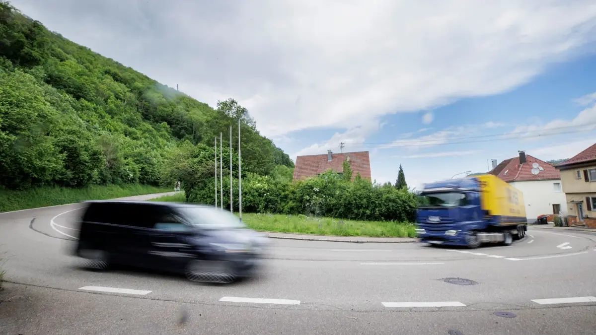 Teil der offiziellen Umleitungsstrecke: die Türkheimer Steige. Viele nutzen aber auch andere Routen.
Verkehrsauswirkungen auf dem Teilstück der Umleitungstrecke über die Türkheimer Steige aufgrund der Vollsperrung der Geislinger Steige. Es kommt teilweise zu erheblichen Verkehrsbeeinträchtigungen auf der B10 in Geislingen im Zeitraum vom 18.05.2024 bis zum 02.06.2024 aufgrund der Vollsperrung wegen der Sanierungsarbeiten (Bauabschnitt 2) der Geislinger Steige zwischen Geislingen und Amstetten in beiden Fahrtrichtungen. Die Umleitung erfolgt über die Türkheimer Steige nach Türkheim – Nellingen – Oppingen – Reutti – Amstetten.