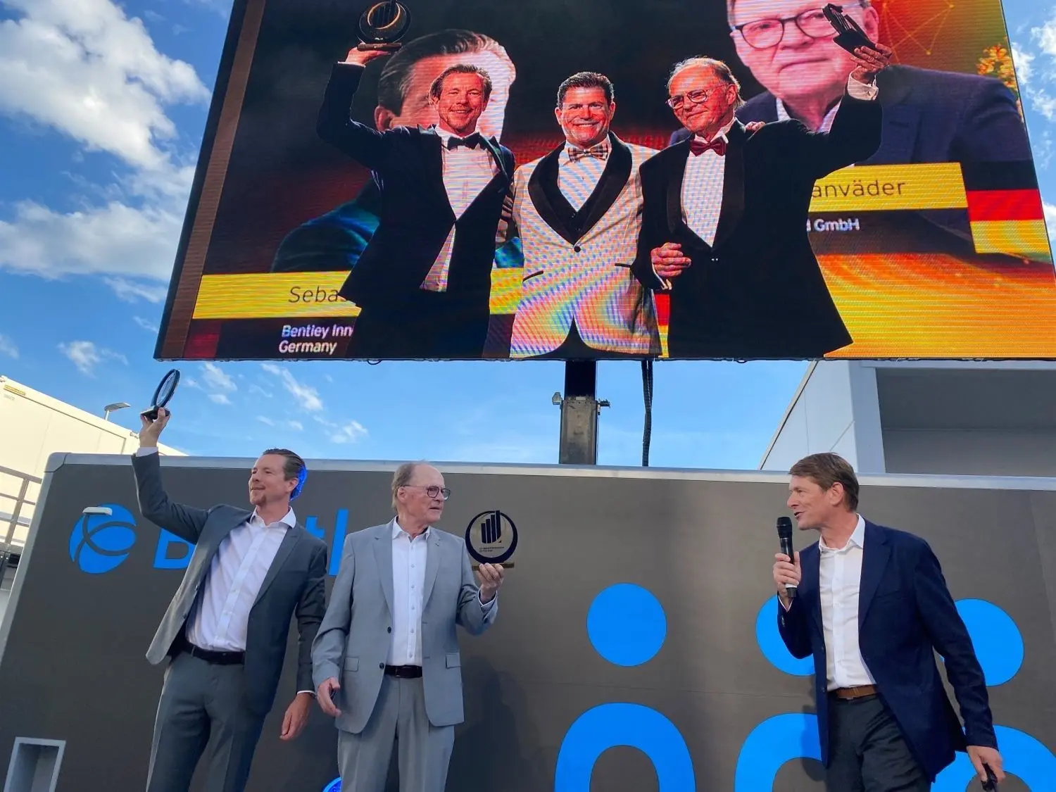 Bentley-CEO Sebastian Büchert (links) und -Gründer Lars Sunnanväder (rechts) wurden im Monte Carlo mit dem Finalisten-Award ausgezeichnet. Die Trophäen präsentierten sie der Belegschaft.