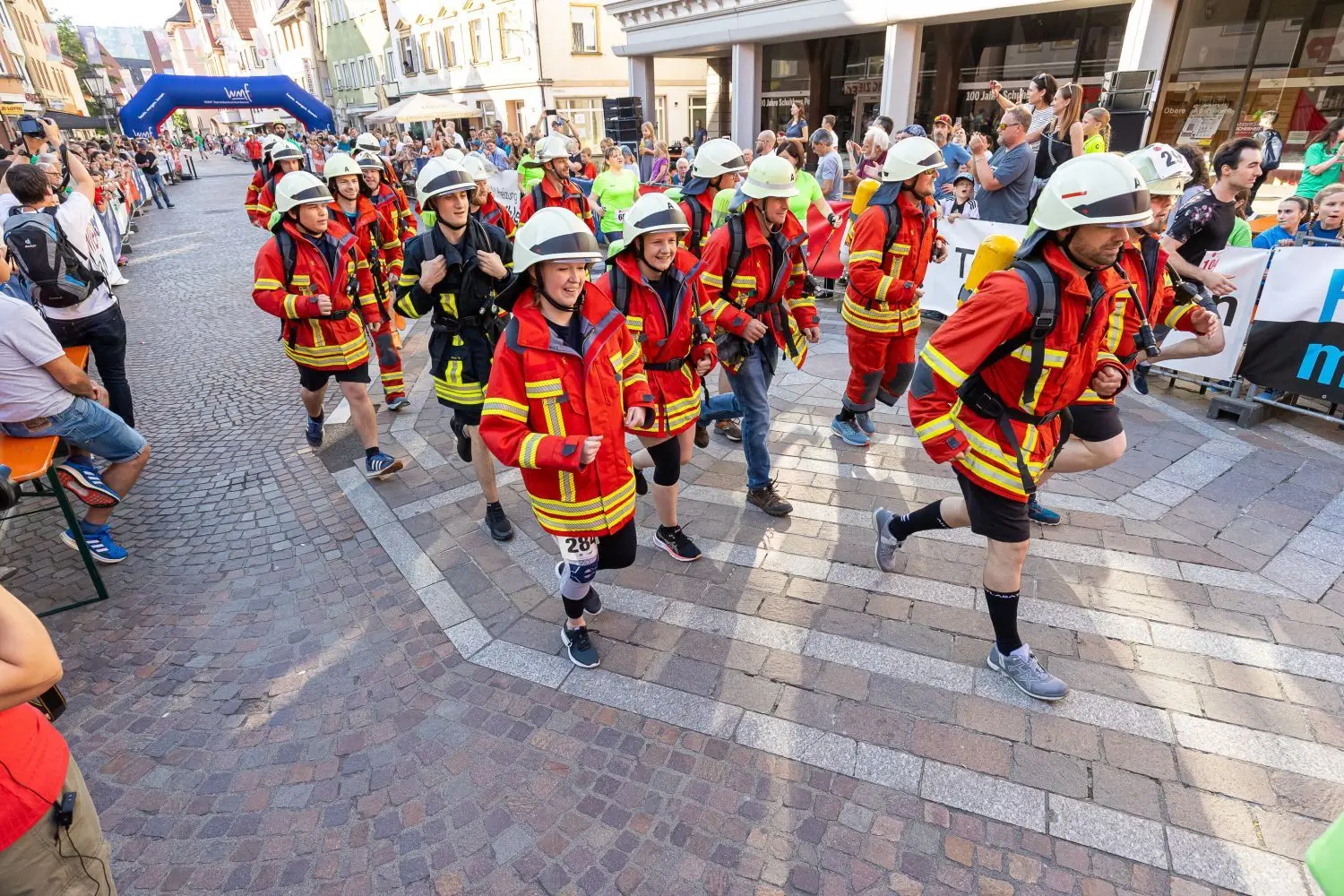 24 Feuerwehrleute laufen in Einsatzmontur und mit Atemluftflasche auf dem Rücken die 5-Kilometer-Strecke.