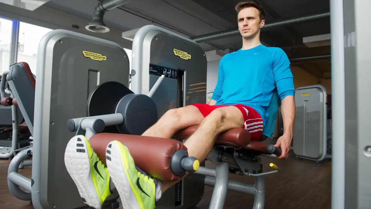 Krafttraining im Fitnessstudio: ILLUSTRATION - An welchen Körperstellen wir abnehmen, hängt zu einem großen Teil von der Genetik ab. (zu dpa: «Ciao, Bauchfett: Kann ich mit Kraftsport gezielt abnehmen?») Foto: Tobias Hase/dpa-mag - Honorarfrei nur für Bezieher des Dienstes dpa-Magazin +++ dpa-Magazin +++