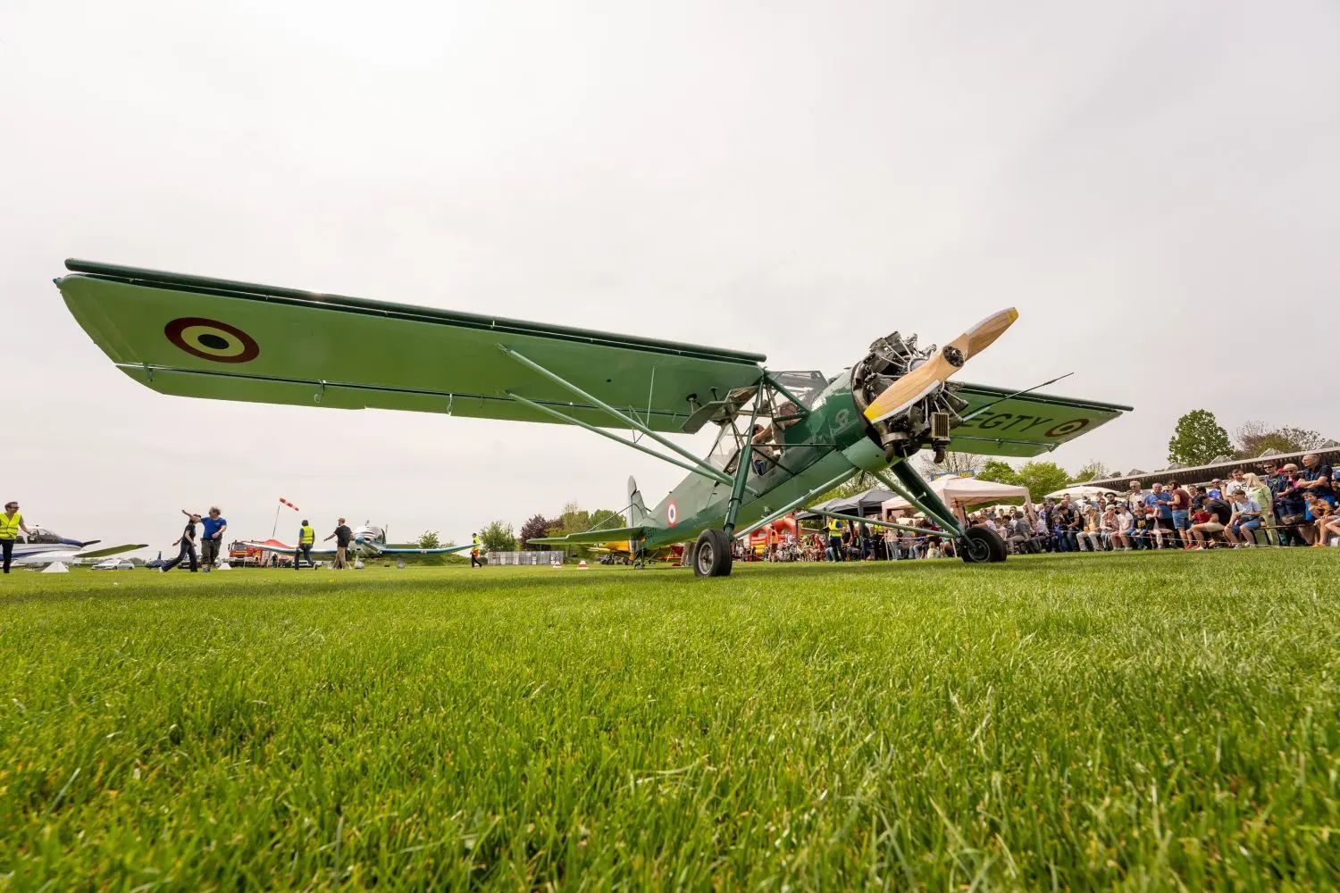Hingucker Fieseler „Storch“: Beine extrabreit, damit ihn der Wind nicht umwirft.