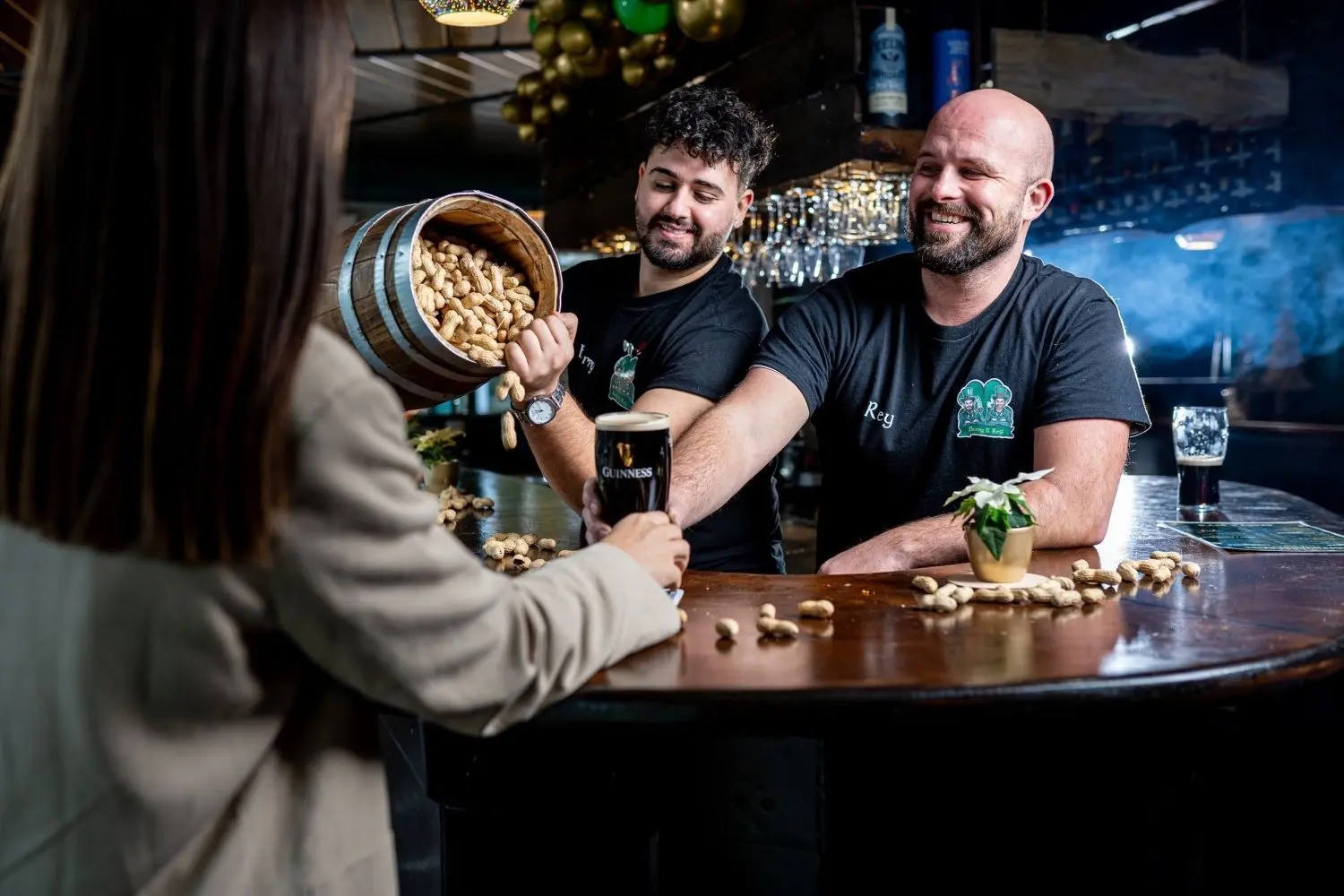 Berkay Sapancilar und Alexander Rehfuss, die Gewinner des Gründerpreises 2023 eröffneten im „Wirtshaus zum Trödler“ einen Irish Pub.