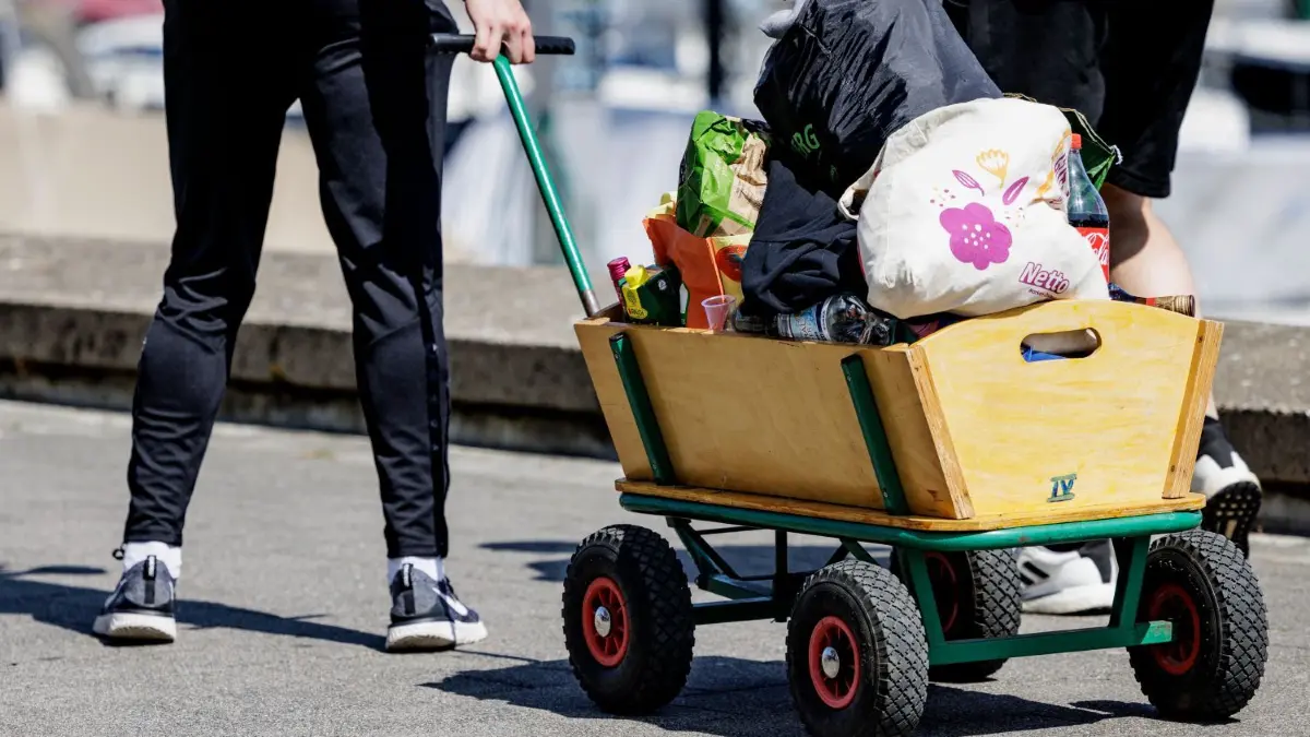 Der Männertag oder Herrentag wird von Millionen Männern gefeiert. Wir haben hier einige lustige Inspirationen zum Verschicken.
Eine Gruppe junger Menschen zieht mit einem Bollerwagen an der Kieler Förde entlang. Christi Himmelfahrt geht auf die Apostelgeschichte des Lukas zurück und schließt den Osterkreis ab. Außerhalb der Kirchen erhielt Himmelfahrt den Beinamen „Vatertag“. Er wird mit Herrenpartien und Trinkgelagen gefeiert. +++ dpa-Bildfunk +++