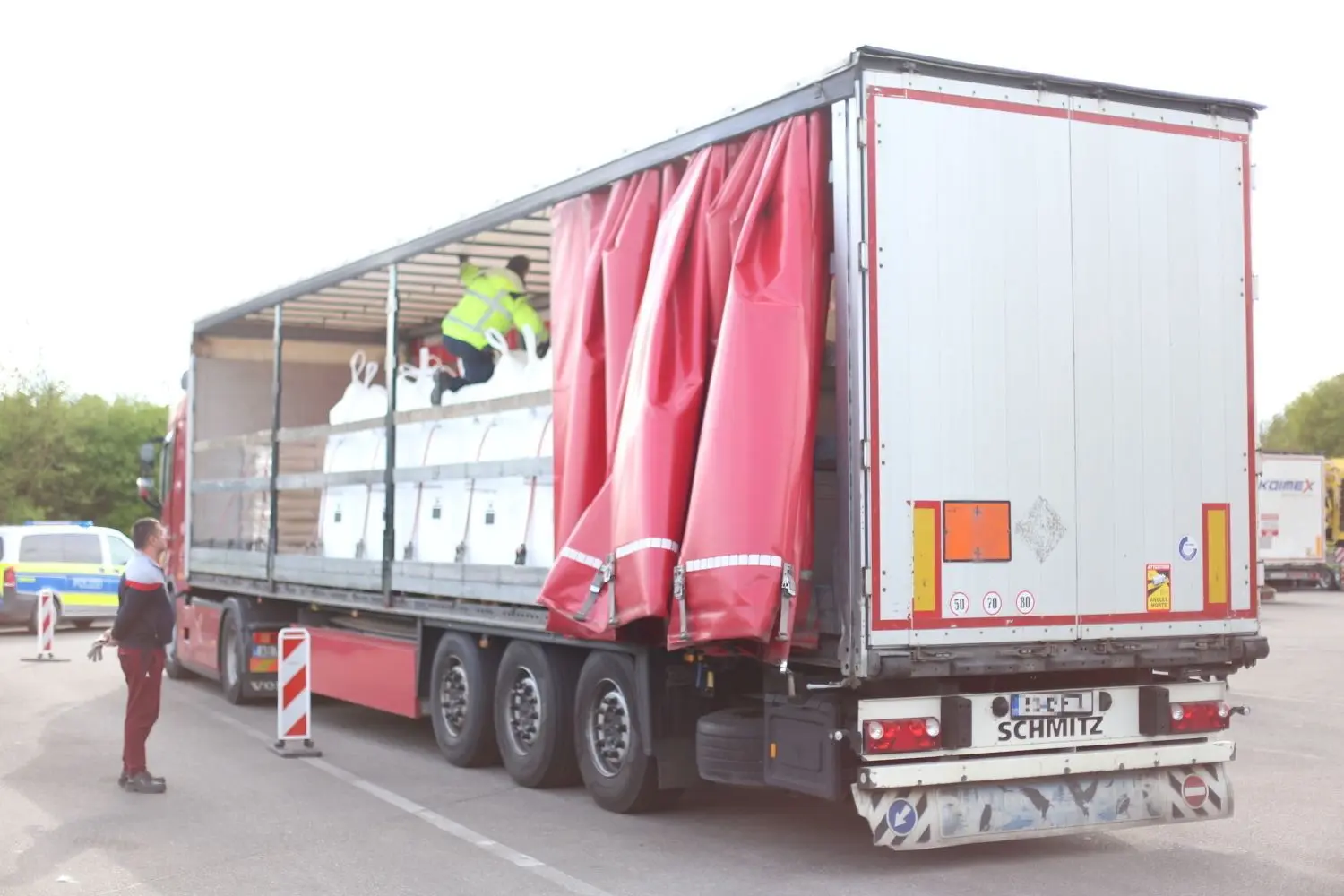 Gefahrgut nicht gut genug gesichert: Dieser Lkw hat Zinkoxid geladen, das muss teilweise neu verpackt werden.