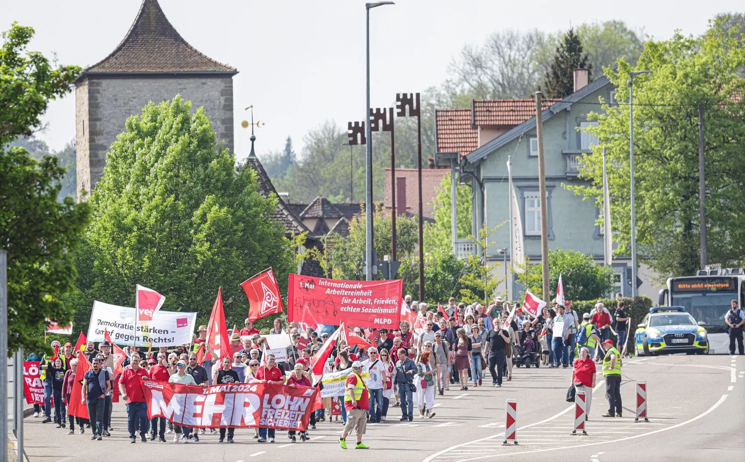 Der Demonstrationszug biegt auf die Stuttgarter Straße ein.