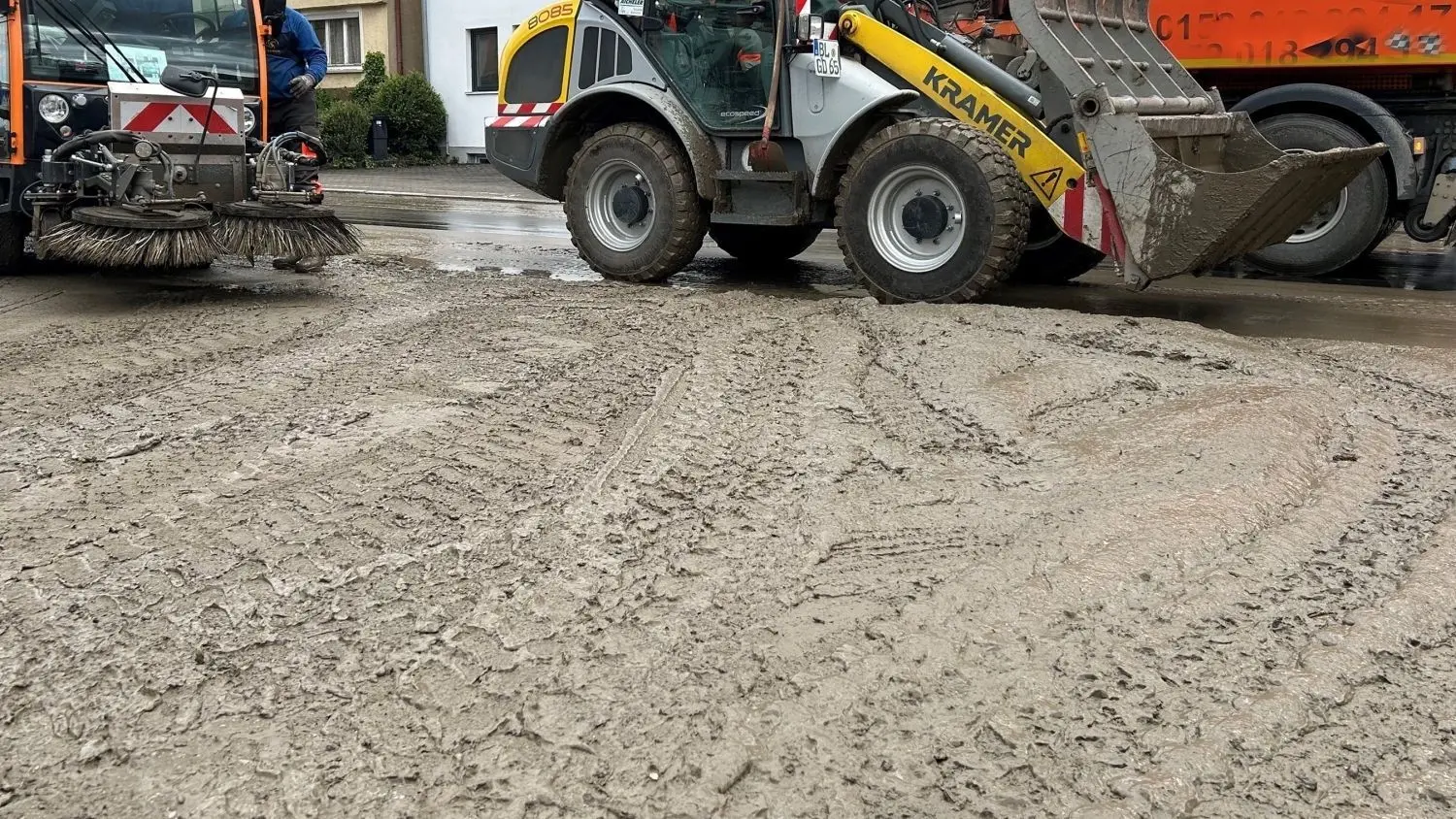 Am Morgen danach waren die Bisinger und Thanheimer Straßen schwer vom Unwetter gezeichnet gewesen. Das ist jetzt aber Ortsgeschichte. Man muss hinzufügen: schlimme Ortsgeschichte. Spenden sollen helfen, dass die Opfer nicht ewig auf Unterstützung warten müssen.