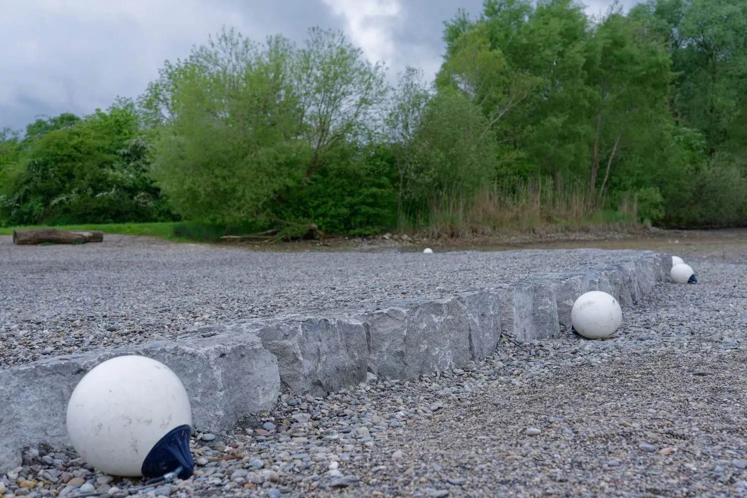 Die eingesetzten Muschelkalkblöcke sollen das Kies-Sand-Gemisch der Badestelle zurückhalten, sodass es nicht laufend in Richtung Seemitte verfrachtet wird. Die Stufe unter Wasser und der so entstehende Nichtschwimmerbereich werde durch eine Bojen-Reihe gekennzeichnet.⇥