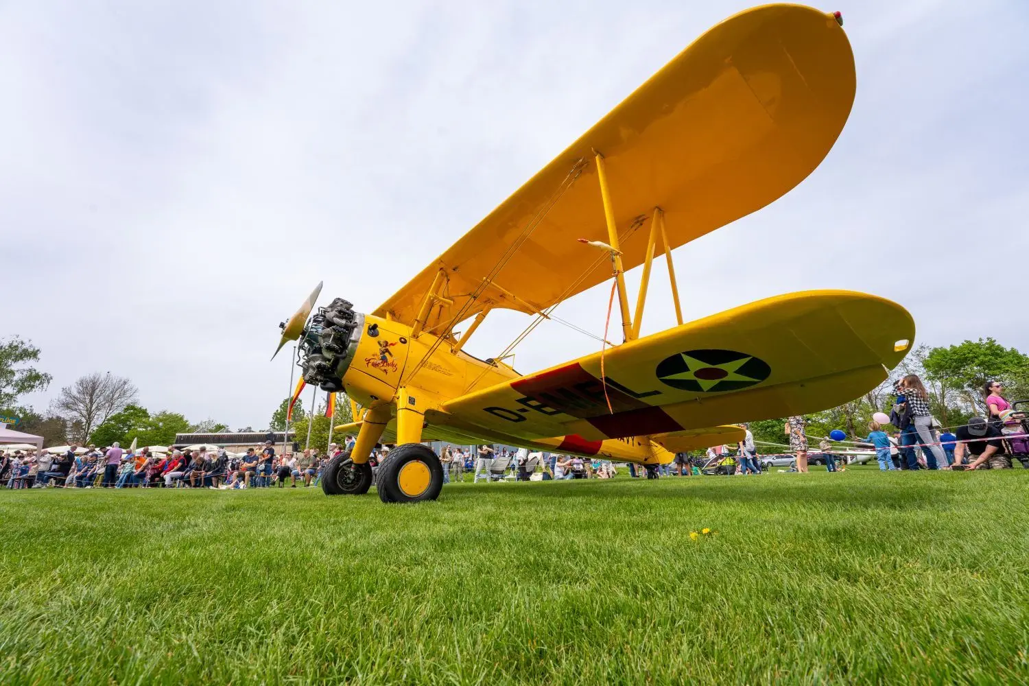 Historische Flugzeuge wie diese Boeing „Stearman“ flogen ein.