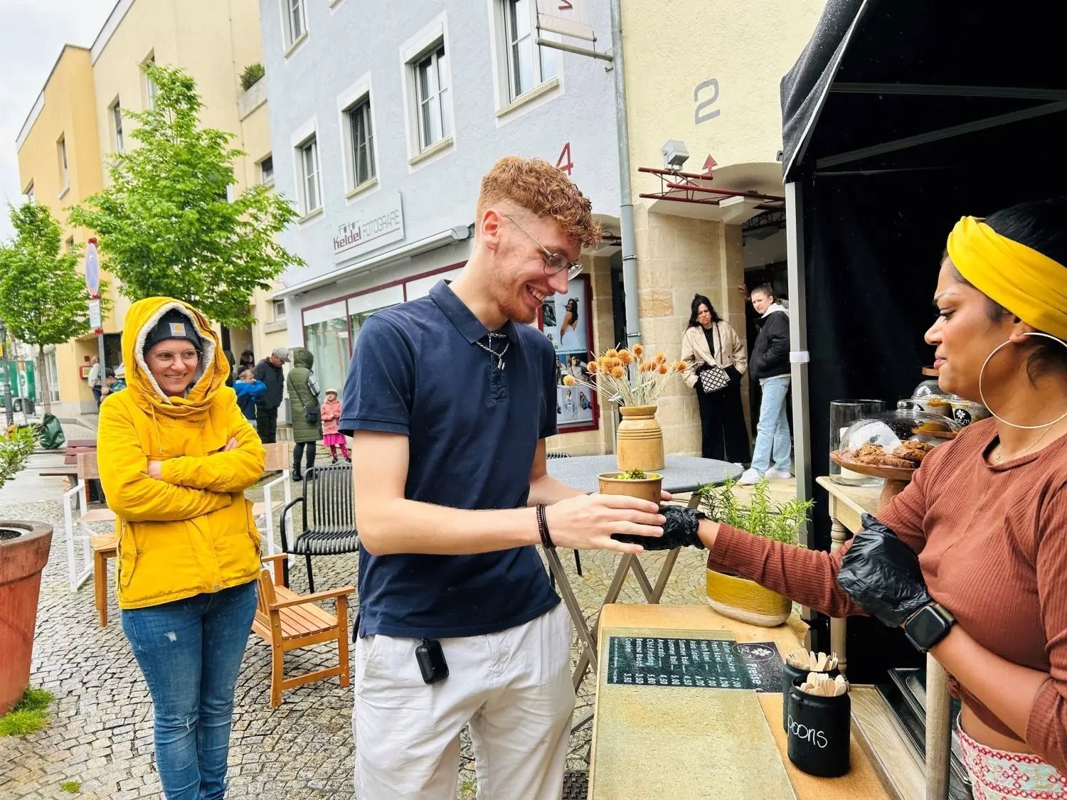 Shantamaria Vogler von „The Fresh“ ist zufrieden mit dem Sonntag und dem  Nachbarn vom Keidel schmeckt die Asia-Bowl trotz Wind.