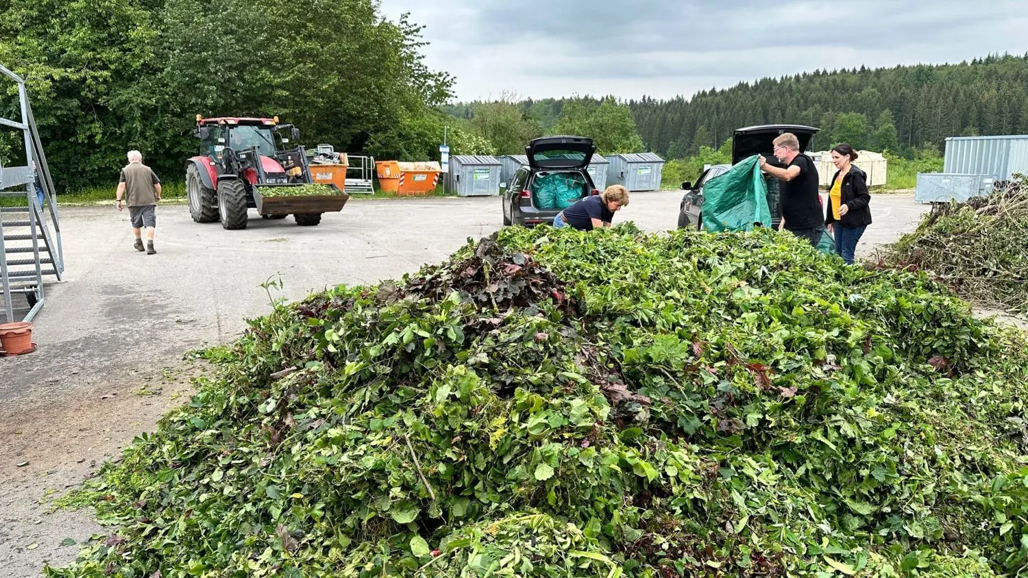 Der Merklinger Grüngutplatz war am  Sonntag geöffnet, damit die Bürger ihre Grünabfälle nach dem Unwetter loswerden konnten.⇥