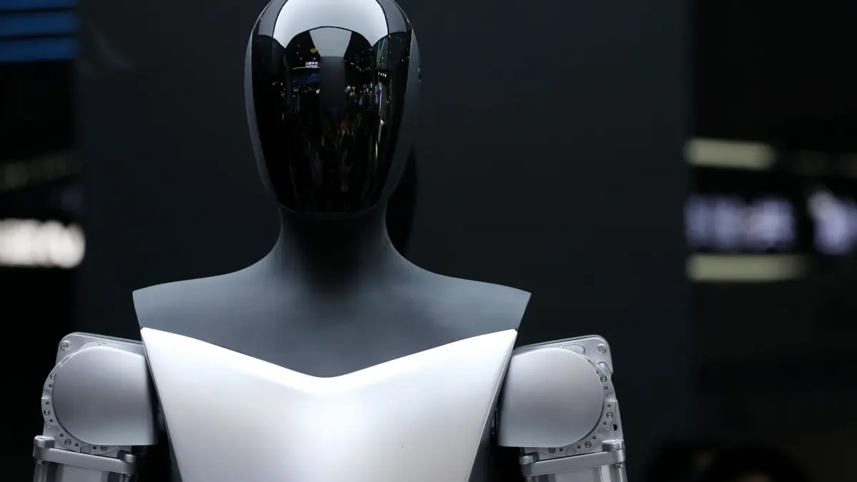 Tesla–Roboter „Optimus“: ARCHIV - 06.07.2023, China, Shanghai: Ein Roboter von Tesla wird während der Weltkonferenz für künstliche Intelligenz (WAIC) ausgestellt. (zu dpa: «Tesla: Setzen humanoide Roboter autonom in Fabrik ein») Foto: Fang Zhe/XinHua/dpa +++ dpa-Bildfunk +++
