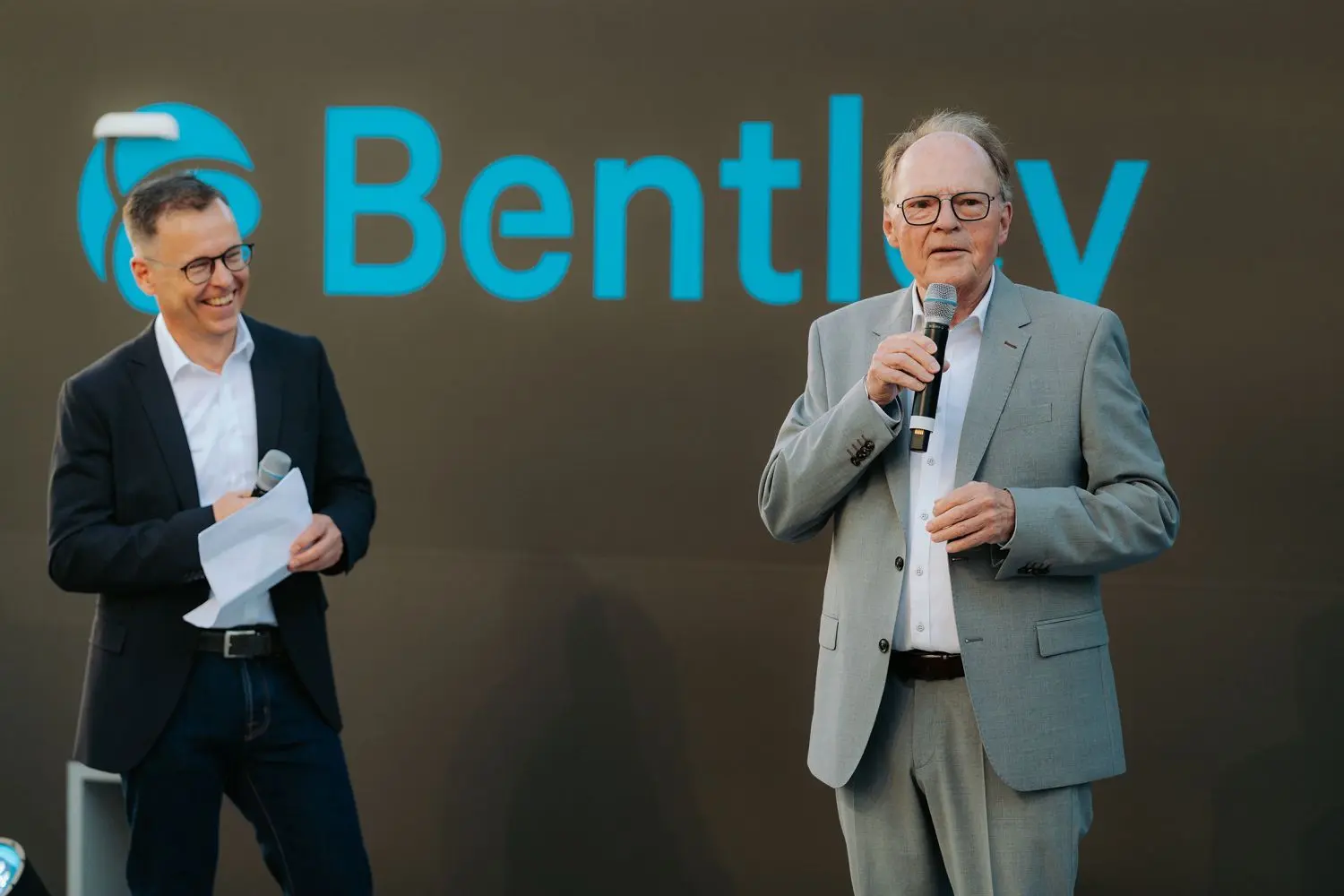 Bauherr Lars Sunnanväder (rechts) rühmt das Werk des Baumeisters, Jürgen Baumeister von Fertigbau Wochner.