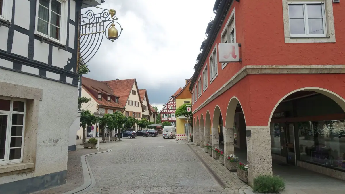 In einem ersten Schritt könnten bis zu neun Gebäude in der Bad Überkinger Ortsmitte an das Nahwärmenetz angeschlossen werden. Zwei weitere Ausbaustufen könnten folgen.⇥
Ortsmitte Bad Überkingen