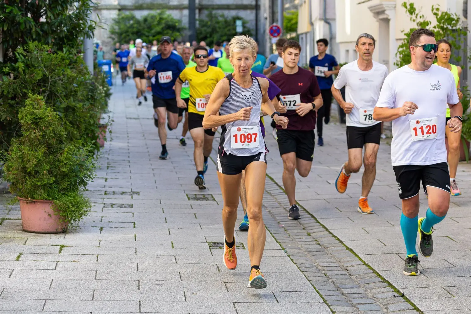 Die Geislinger Traillauf-Europameisterin Elke Keller (Startnummer 1097) in der Langen Gasse.