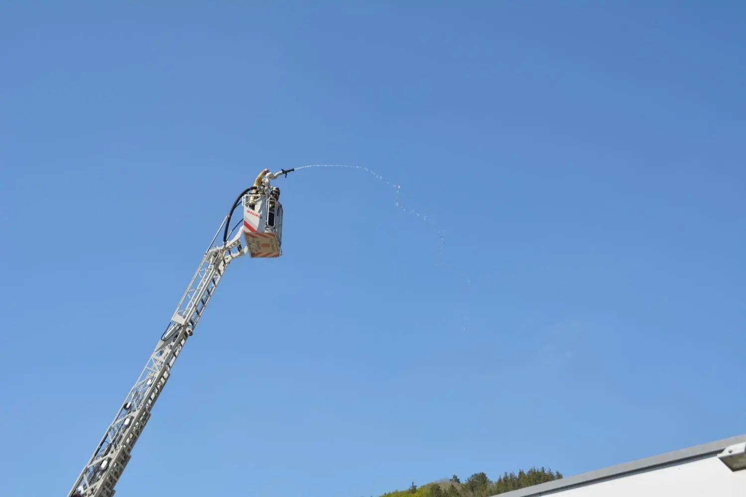 Großübung in Meßstetten: Hand in Hand zur Rettung | swp.de