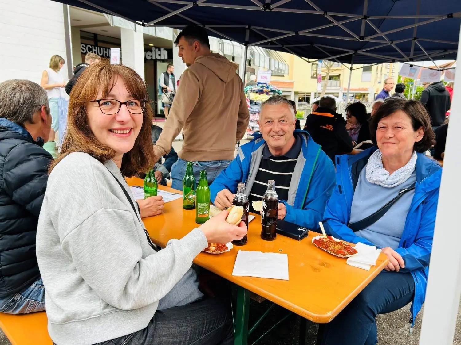 Britta Class (links) und Monika und Edgar Bausinger loben die Stimmung an der Johannesbrücke. „Die Currywurst ist auch gut.“
