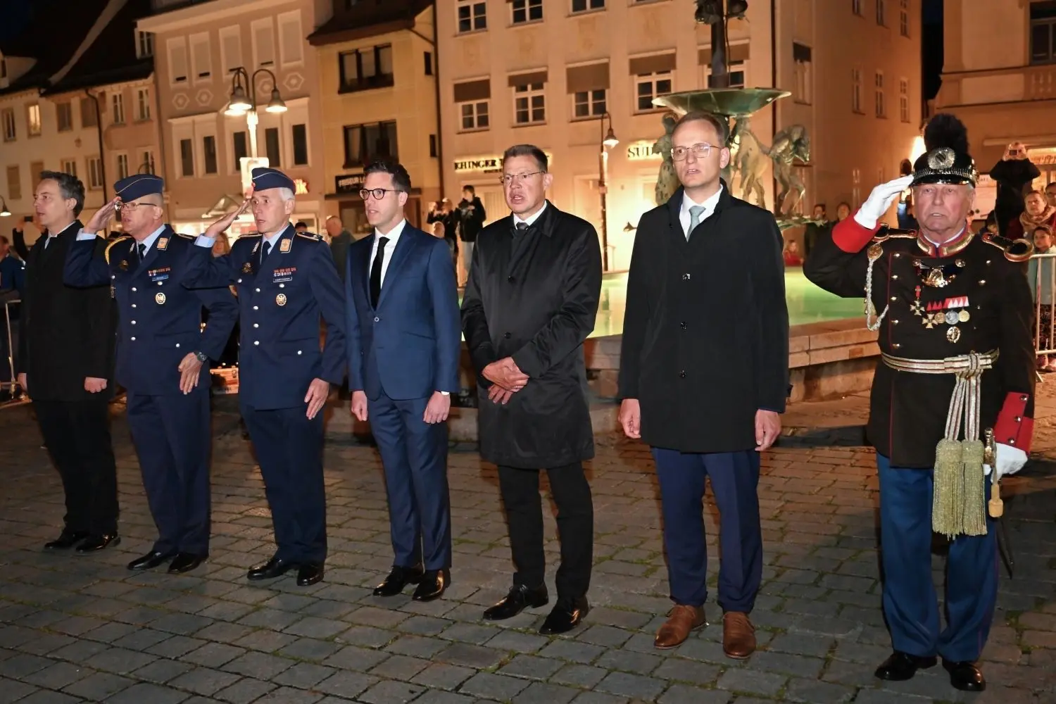 Der Große Zapfenstreich zog auch im Jahr 2024 zahlreiche Zuschauer auf den Marktplatz. Der Regen hatte gerade noch rechtzeitig aufgehört.