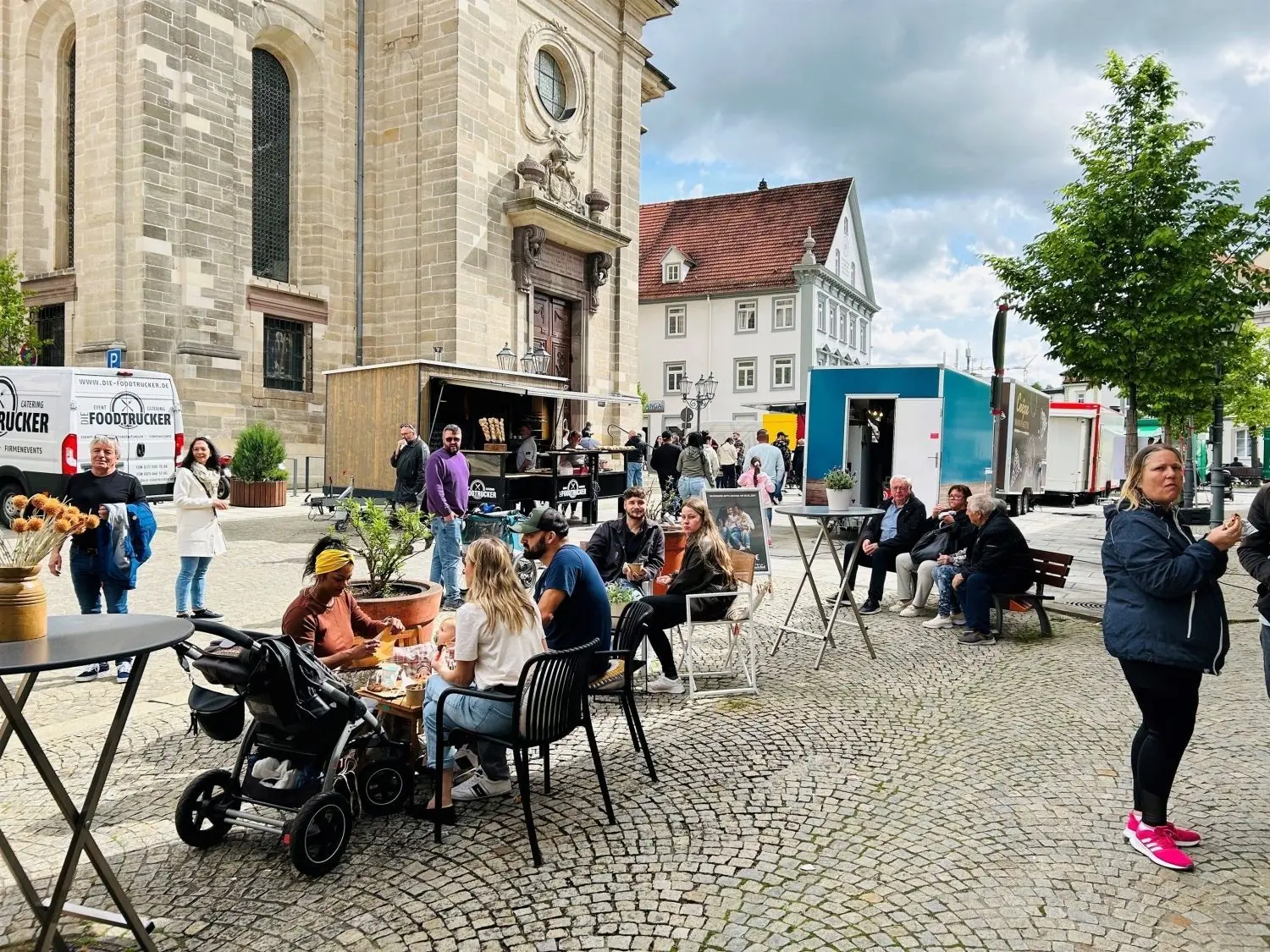 Als am Nachmittag dann doch noch die Sonne rauskommt – und bleibt – herrscht auf dem Kirchplatz Biergarten-Atmosphäre.