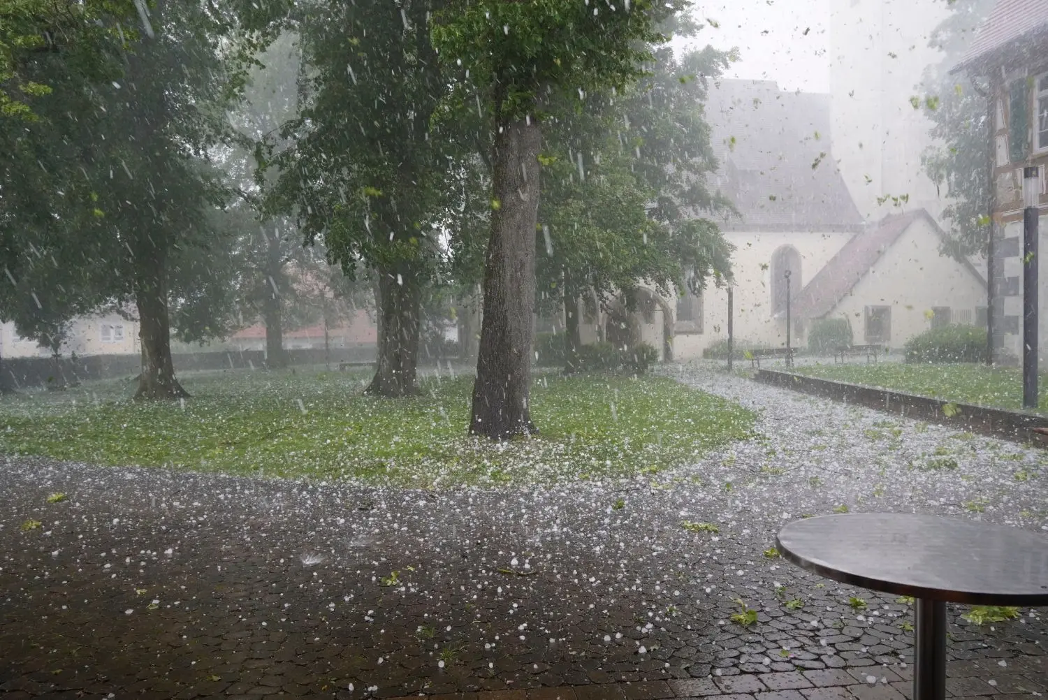 Mit Wucht gingen Hagel und Starkregen auf die Albgemeinde nieder.