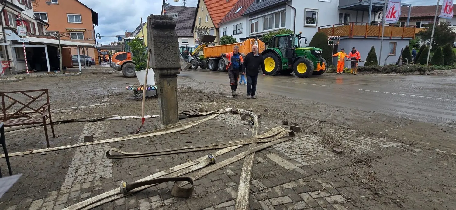 In Bisingen hat das Hochwasser am 2. Mai 2024 verheerende Schäden angerichtet. Ein Auto wurde im Klingenbach mitgerissen.