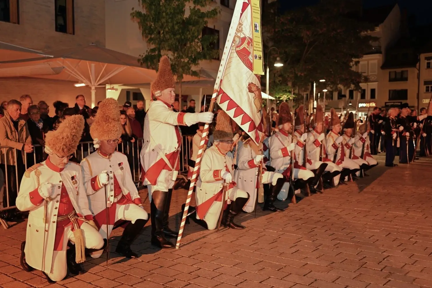 Der Historische Zug der Bürgerwache präsentiert seine Standarte.
