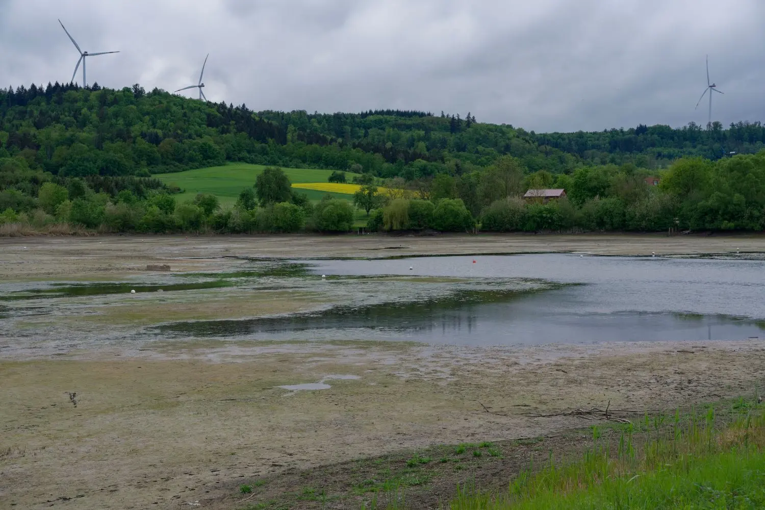 Noch ist der Wasserpegel im Starki überschaubar. Badegäste müssen sich mindestens bis zum meteorologischen Sommeranfang gedulden.⇥