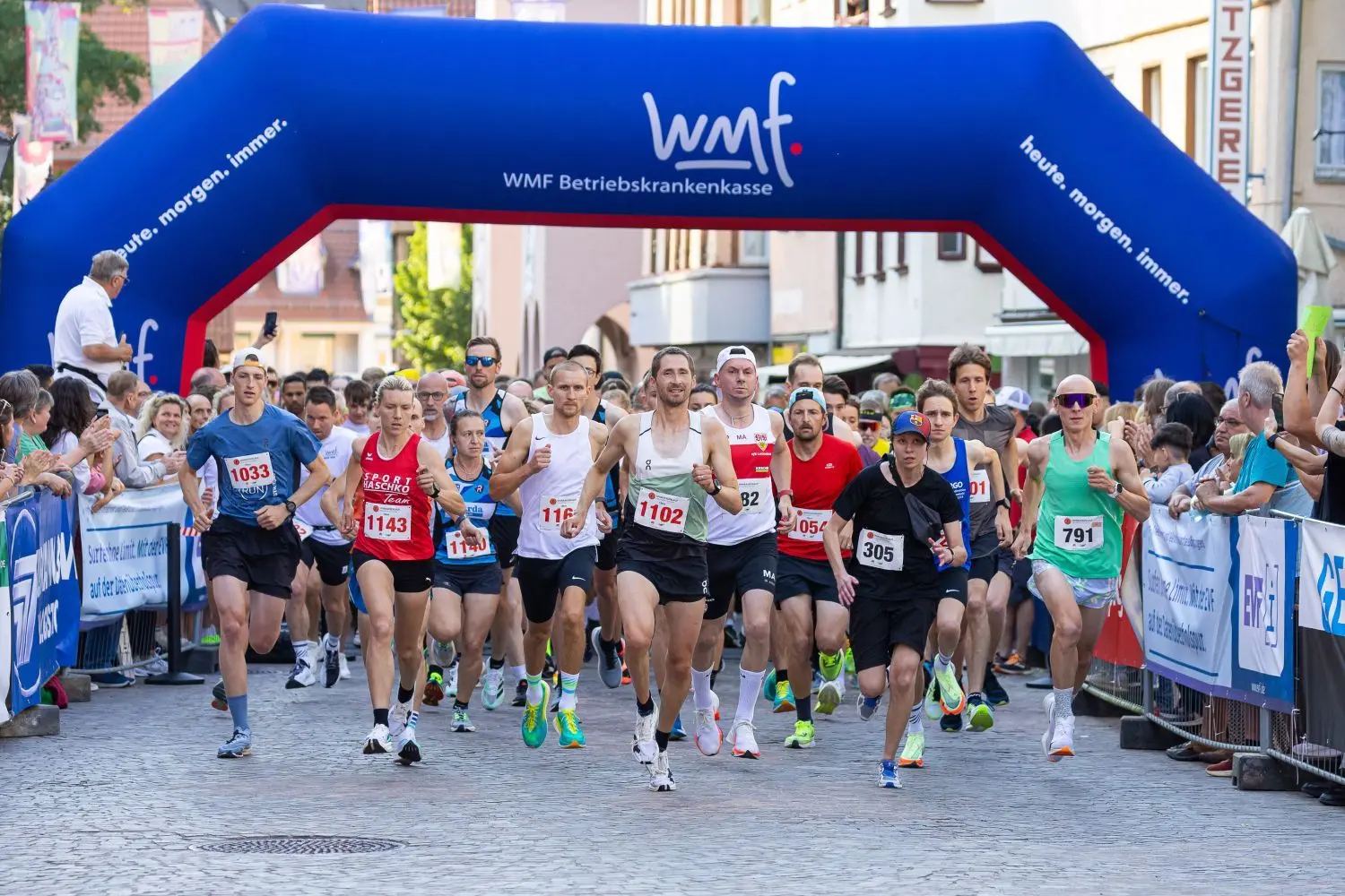 Start zum Hauptlauf über fünf und zehn Kilometer. Die späteren Sieger Thorben Dietz (Startnummer 1102) und Lisa Fuchs (1142) sind schon am Start ganz vorn.