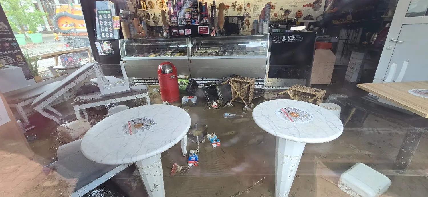 Eindrücke am Tag nach dem Hochwasser in Bisingen am 2. Mai: Blick ins Eiscafé Rialto.