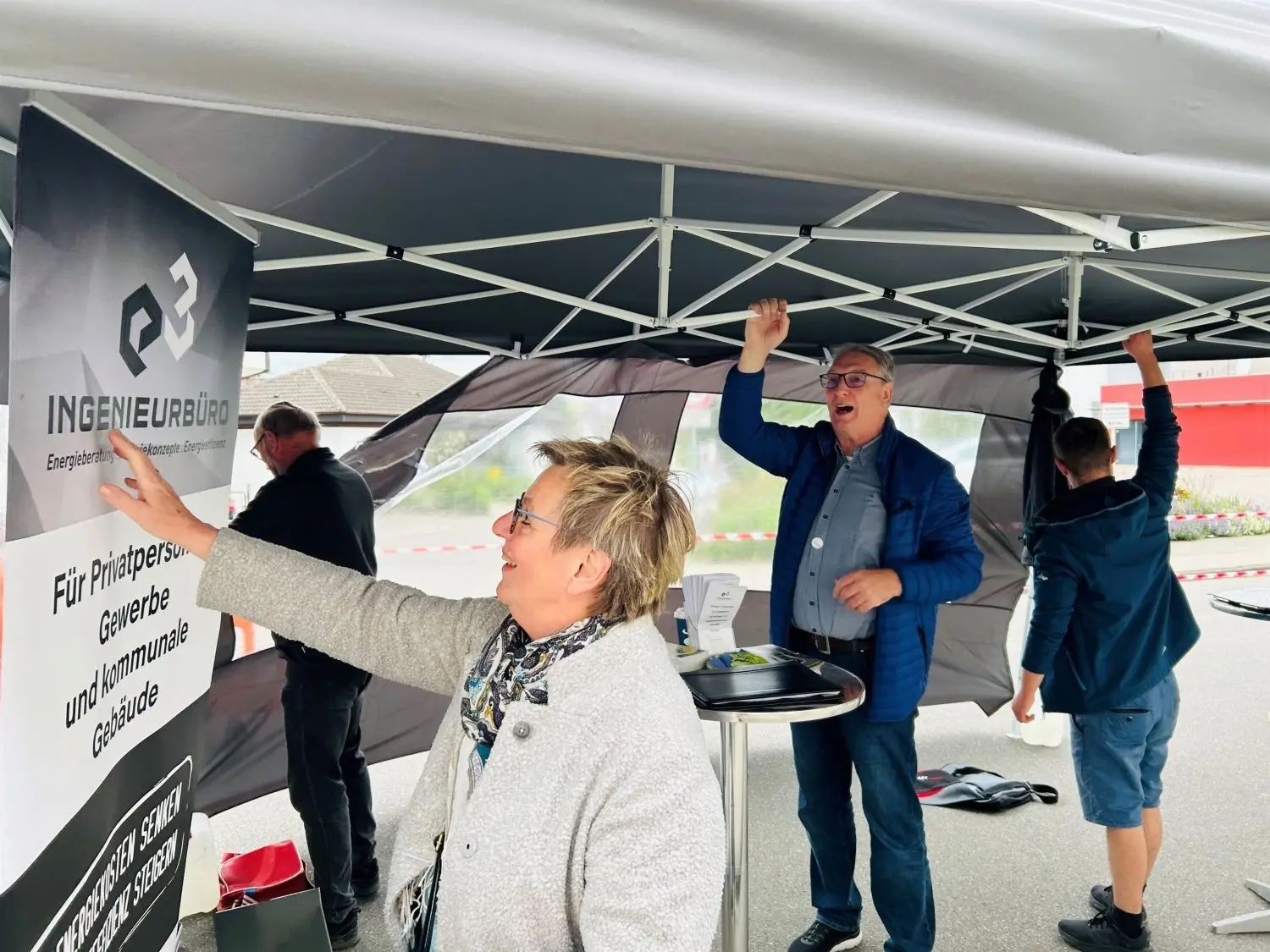 Wind und Regen erschweren den Ausstellern in der Ermelesstraße die Arbeit – doch im Zweifel halten die Kunden eben den Pavillion.